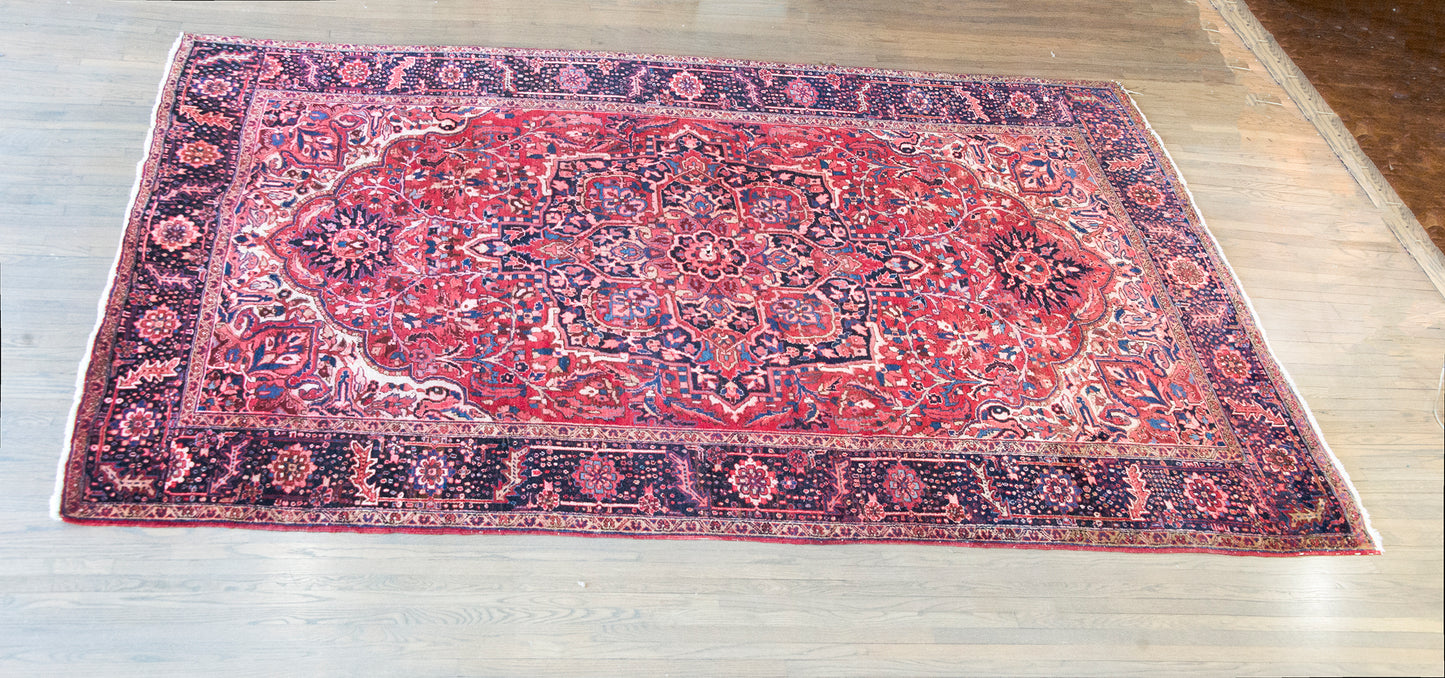 Mid 20th Century Persian Heriz Rug For Sale