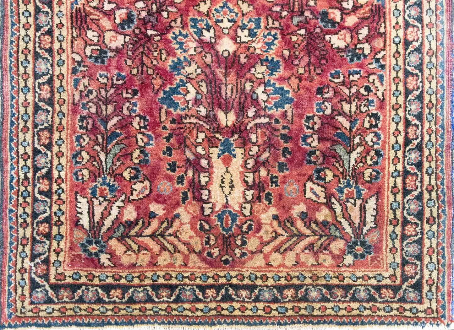 Early 20th Century Persian Sarouk Rug For Sale