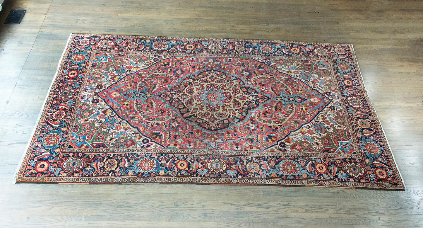 Early 20th Century Persian Heriz Rug For Sale