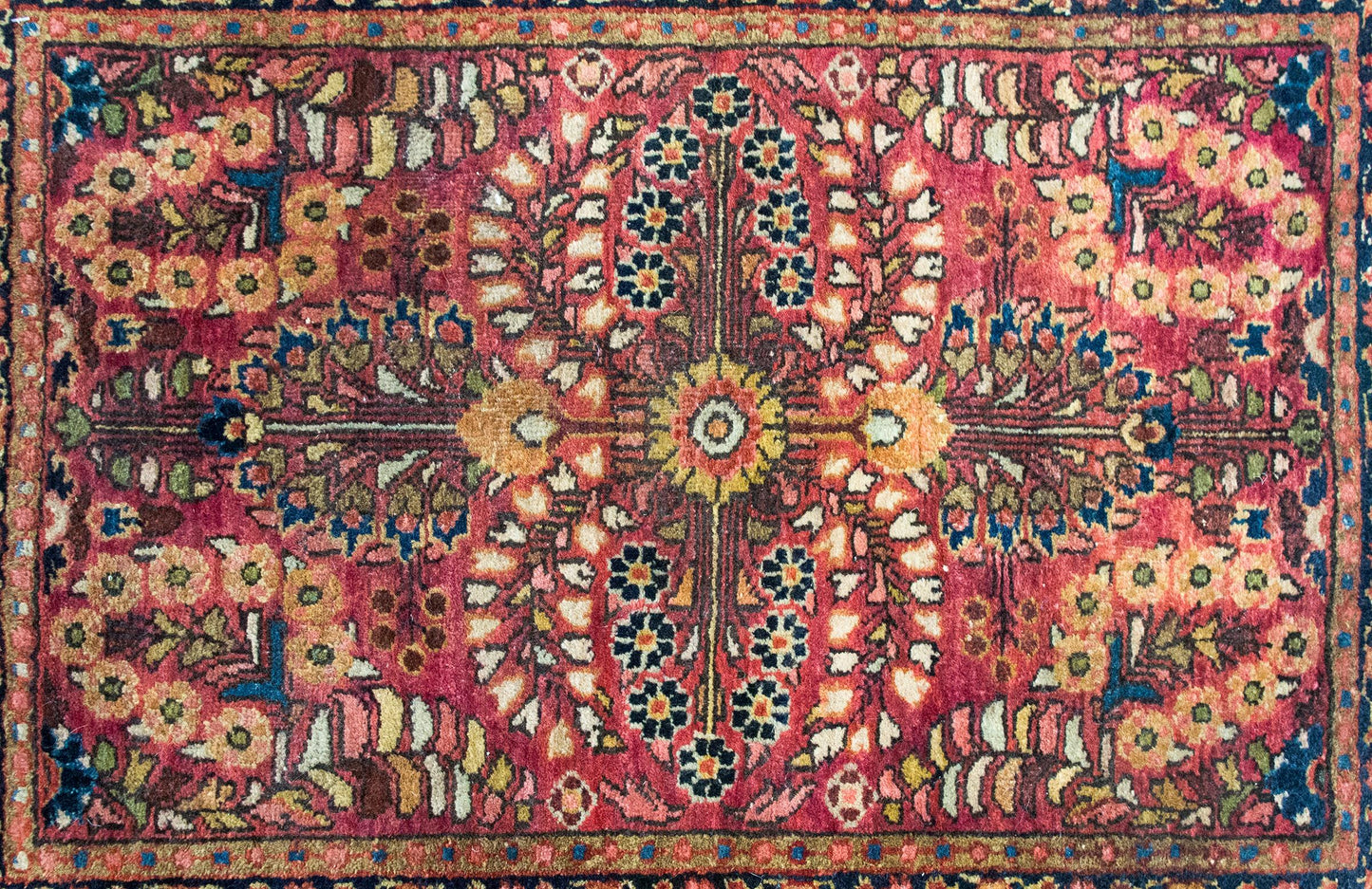 Early 20th Century Persian Sarouk Rug For Sale