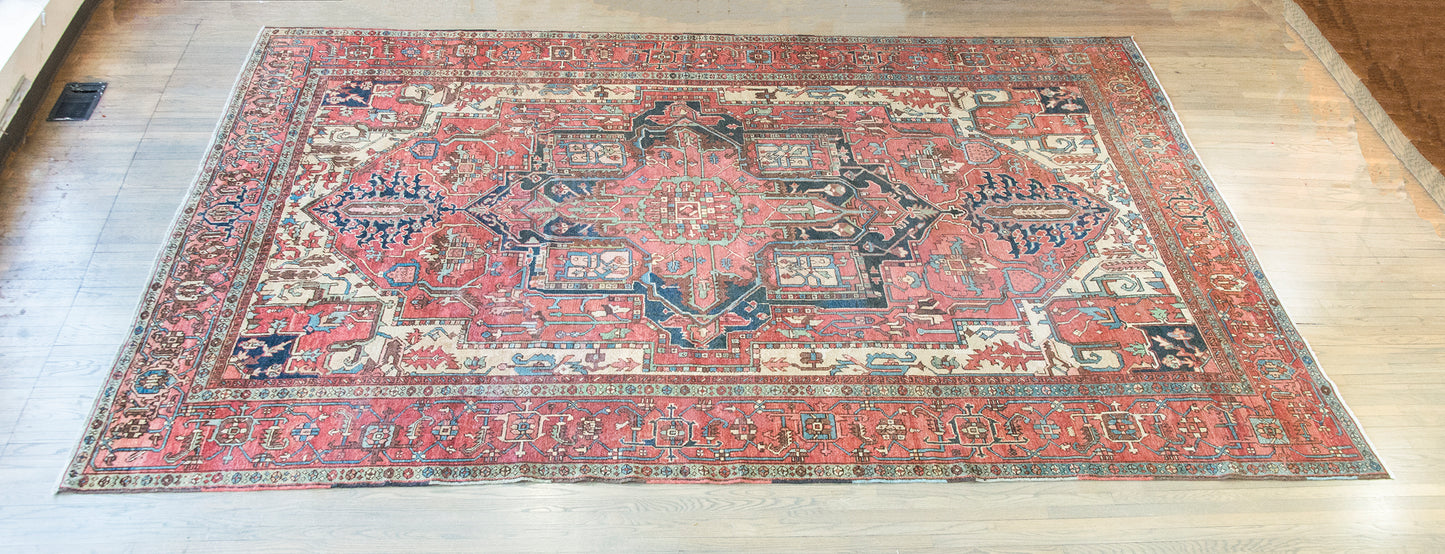 Early 20th Century Persian Heriz Rug For Sale