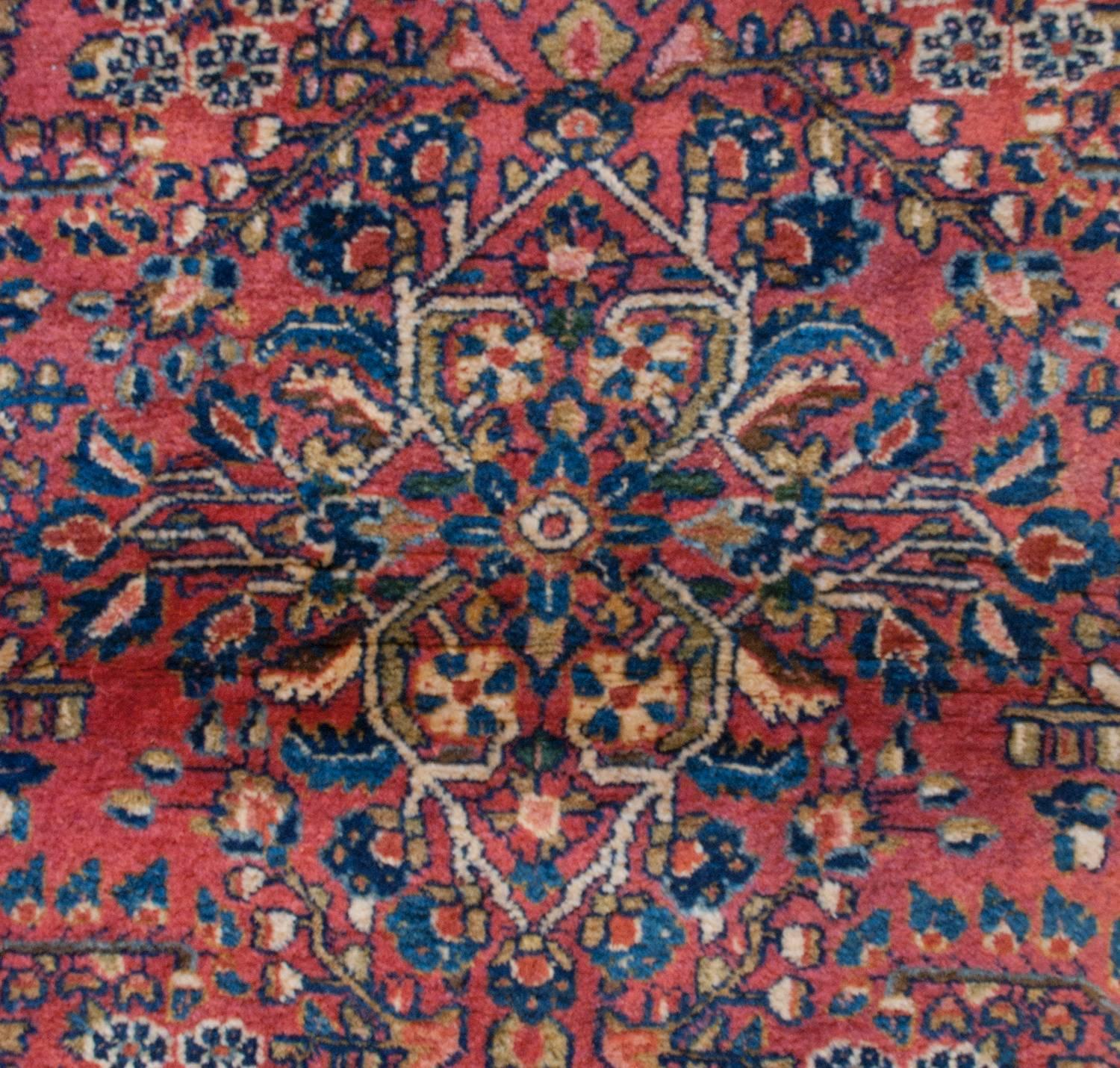 Classic Early 20th Century Sarouk Rug For Sale