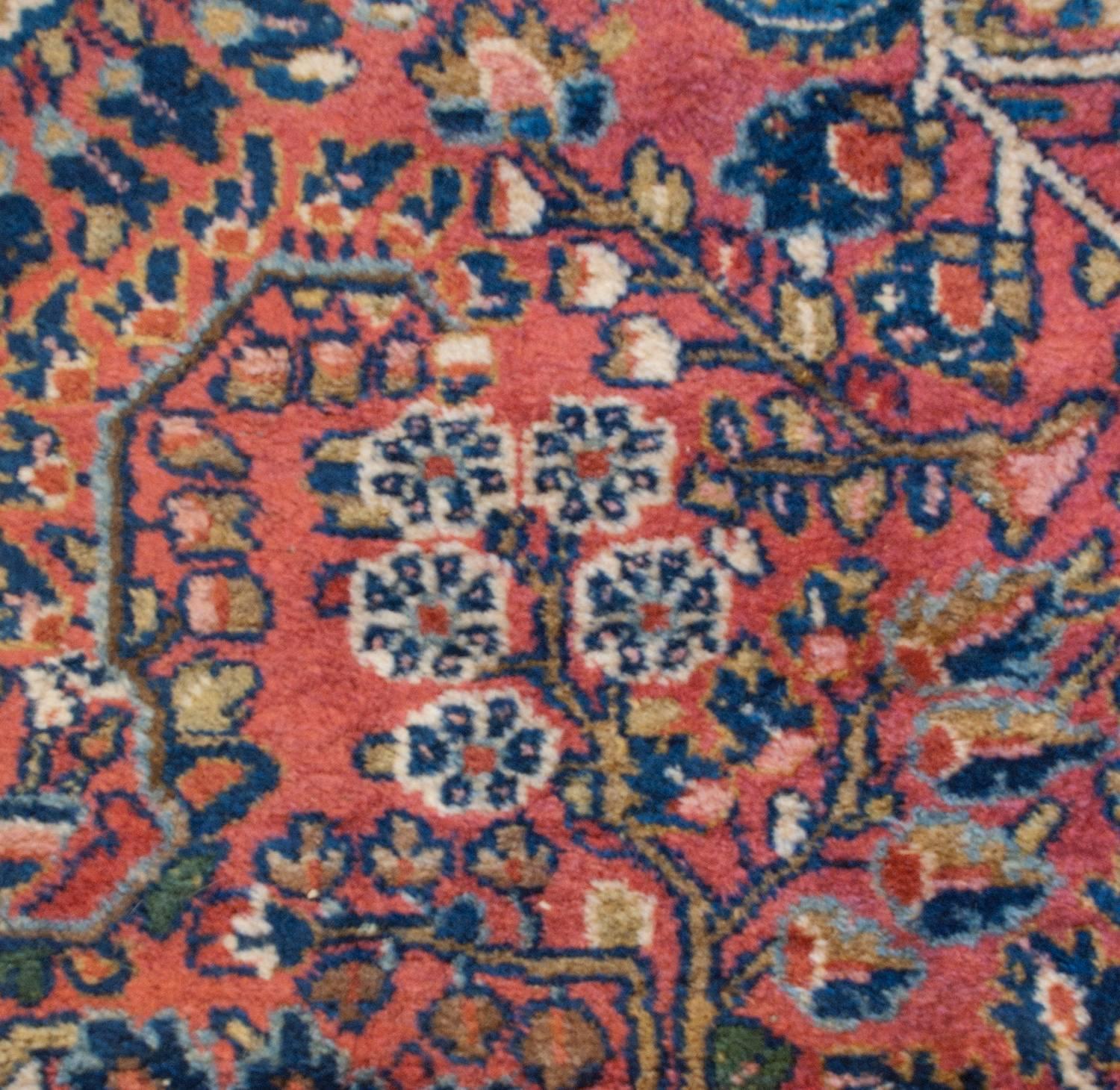 Classic Early 20th Century Sarouk Rug For Sale