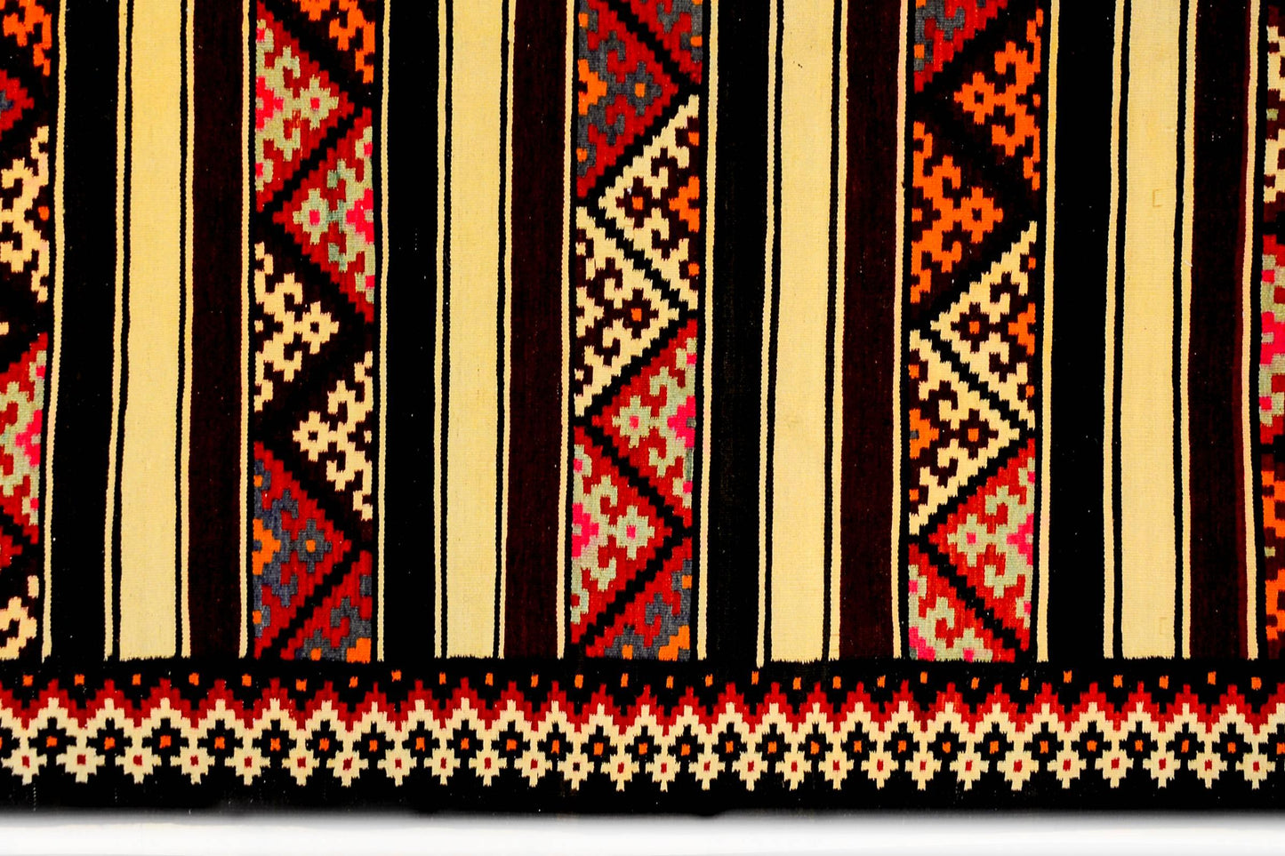 Beautiful Mid-20th Century Zarand Kilim Rug For Sale