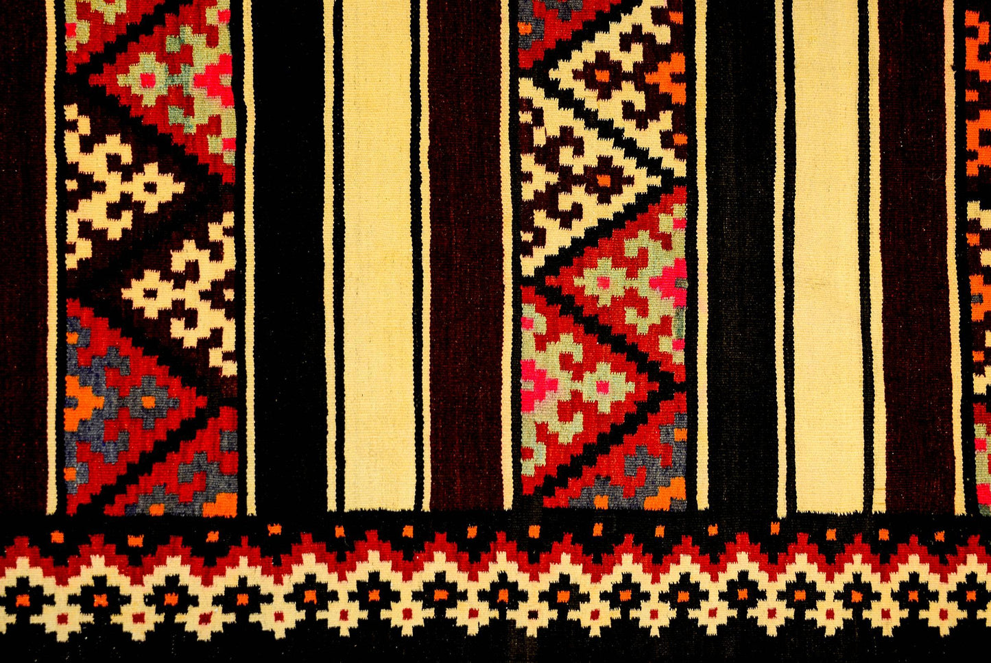 Beautiful Mid-20th Century Zarand Kilim Rug For Sale