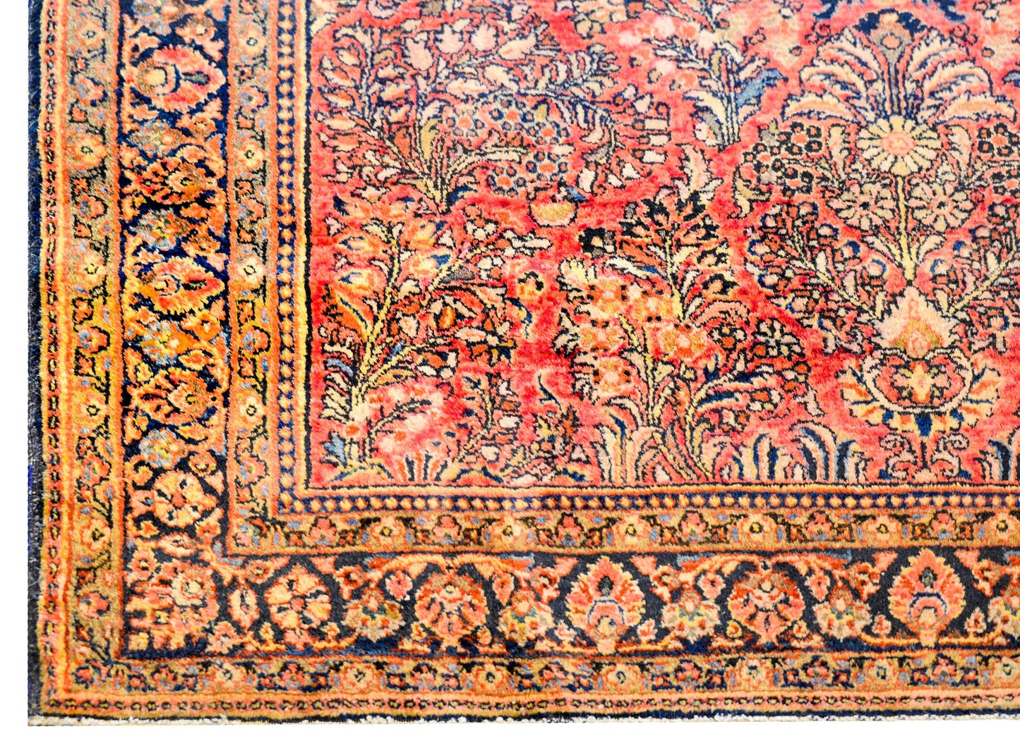 Gorgeous Early 20th Century Sarouk Rug For Sale