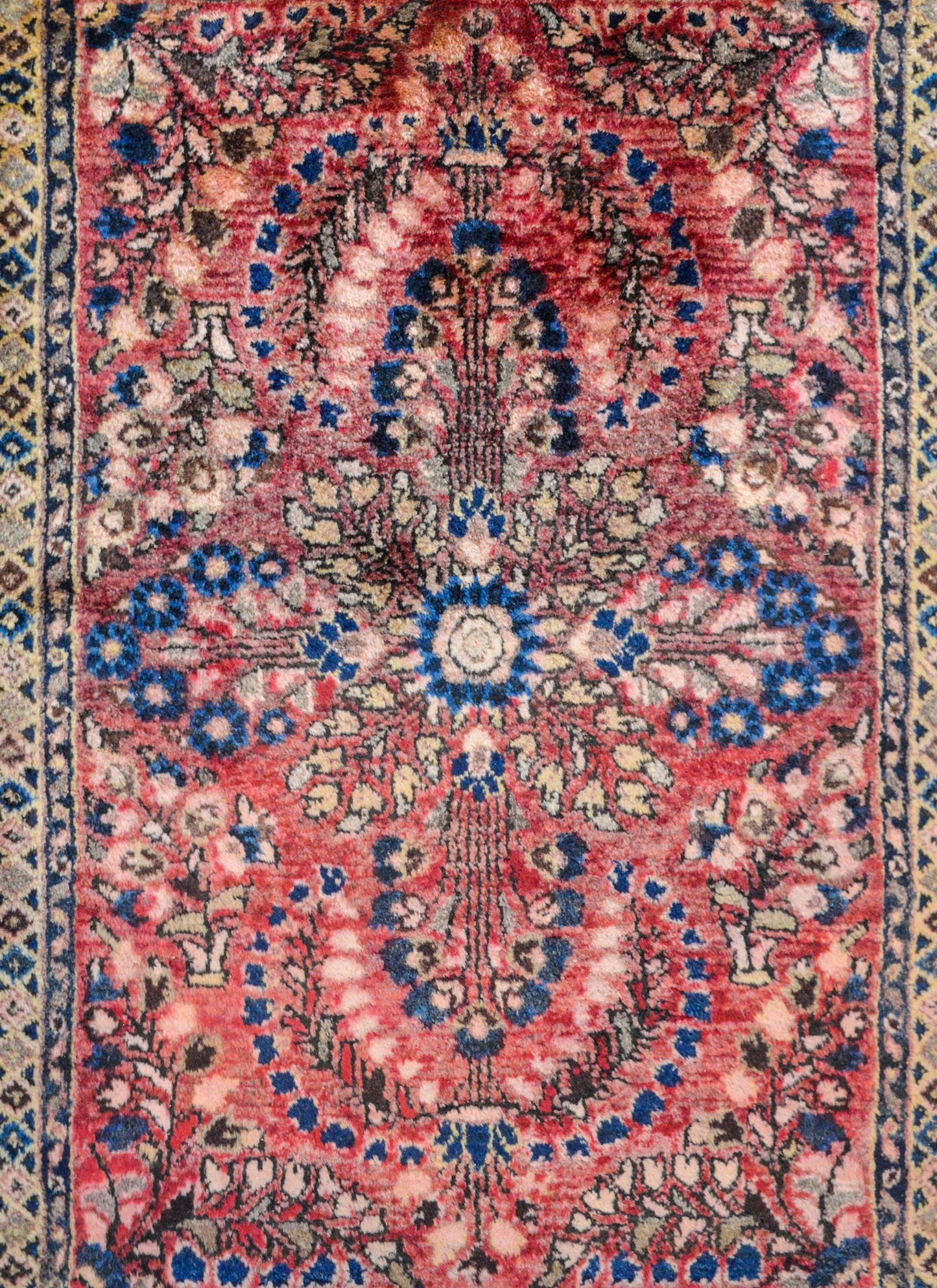 Traditional Early 20th Century Sarouk Rug For Sale