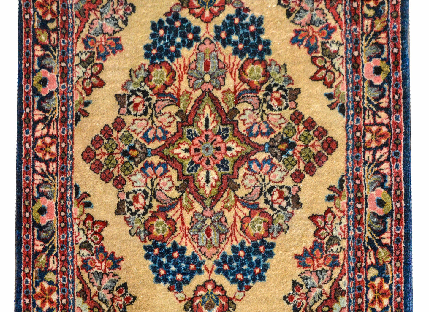 Early 20th Century Sarouk Rug For Sale