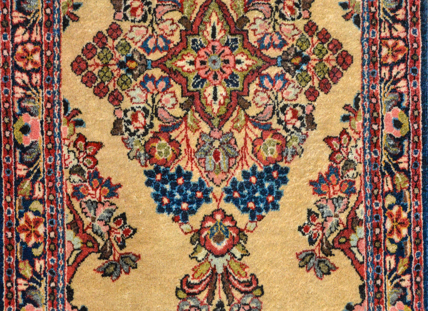 Early 20th Century Sarouk Rug For Sale