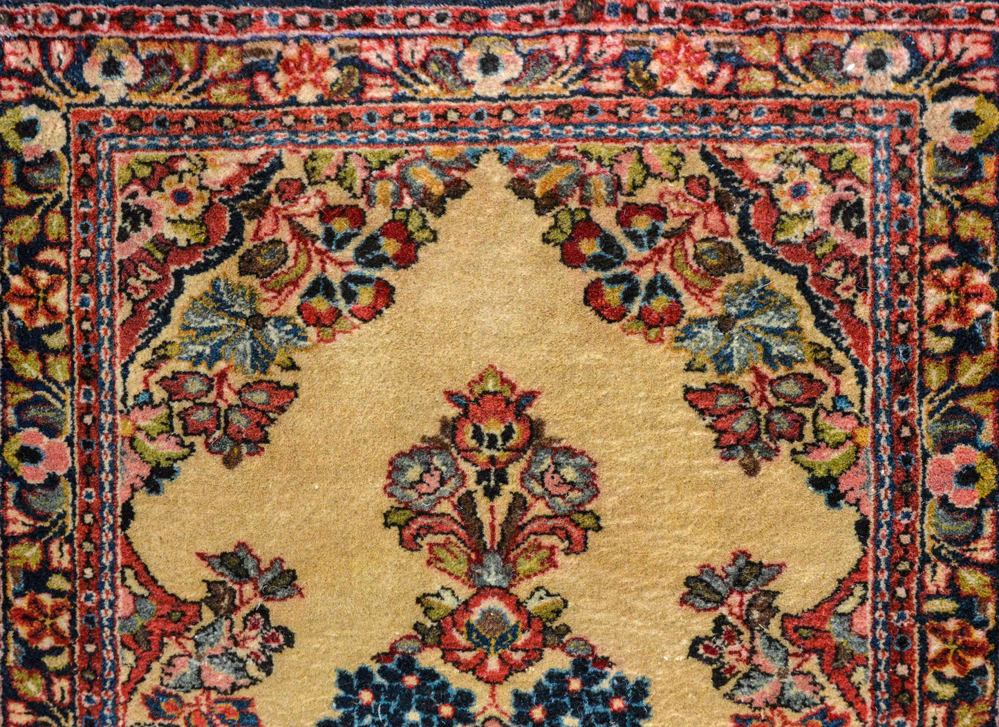 Early 20th Century Sarouk Rug For Sale