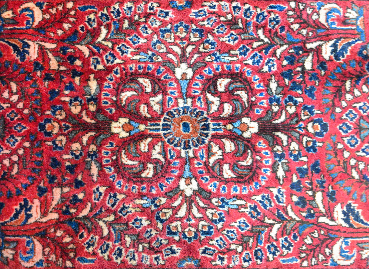Beautiful Early 20th Century Sarouk Rug For Sale