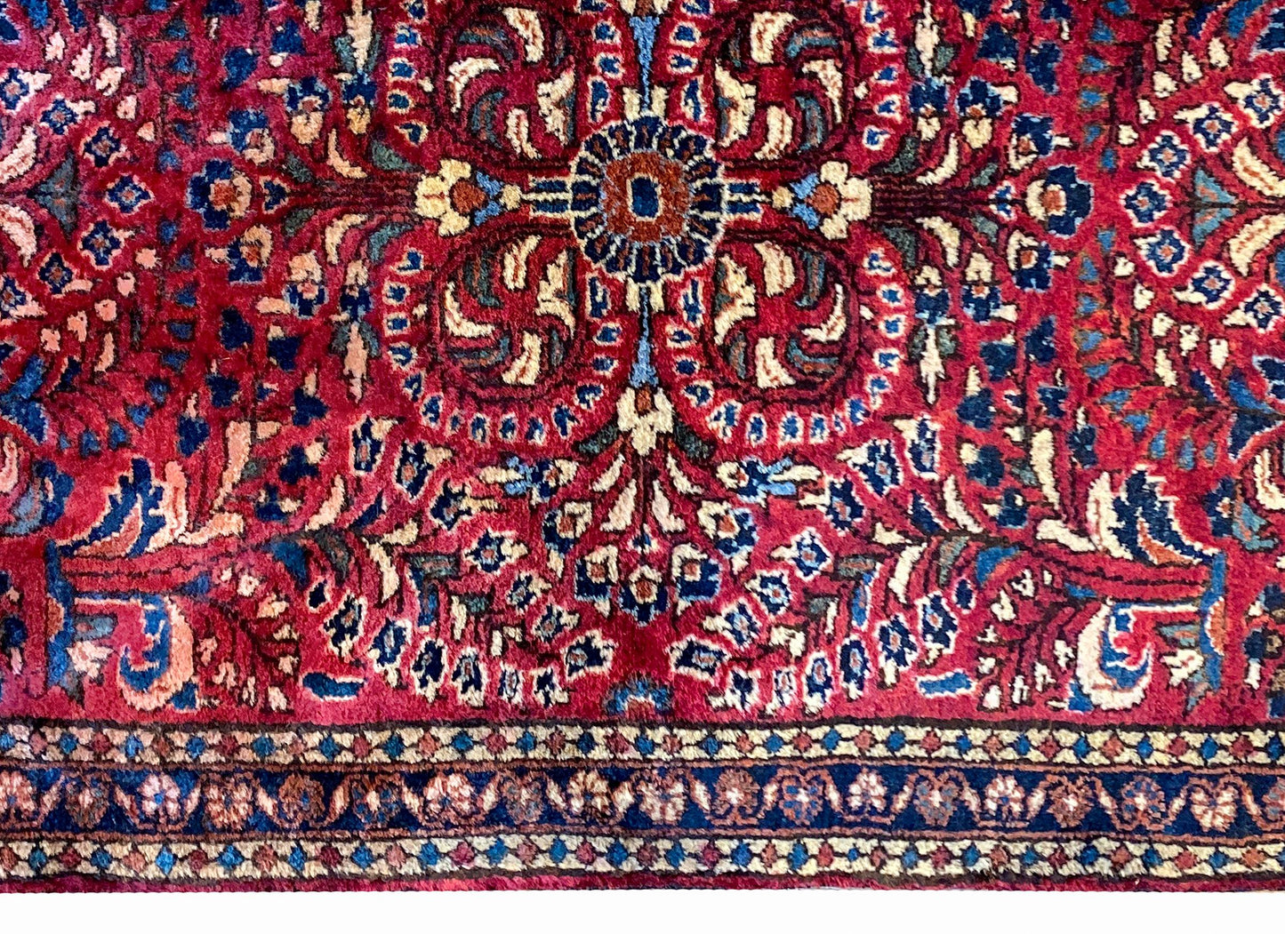 Beautiful Early 20th Century Sarouk Rug For Sale