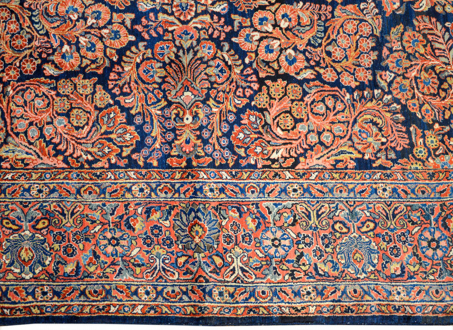 Beautiful Early 20th Century Sarouk Rug For Sale