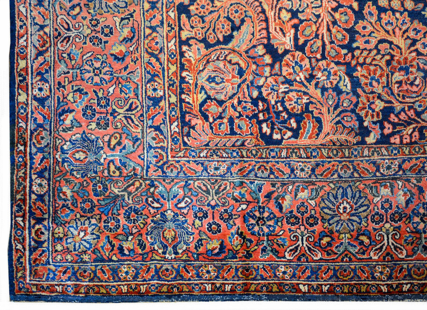Beautiful Early 20th Century Sarouk Rug For Sale