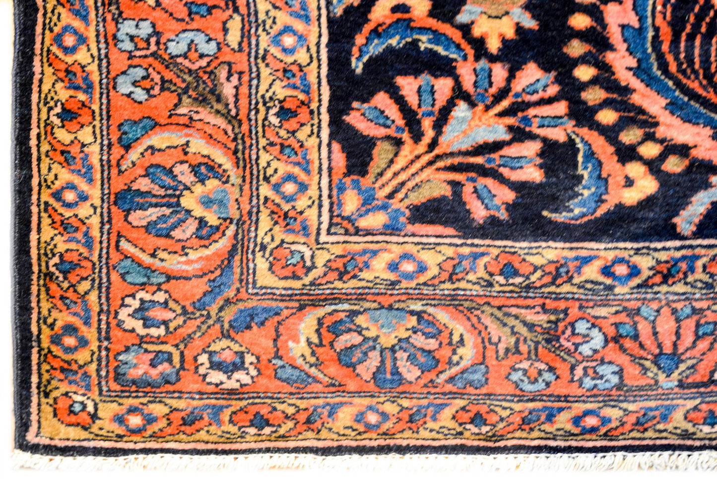 Gorgeous Early 20th Century Lilihan Rug For Sale