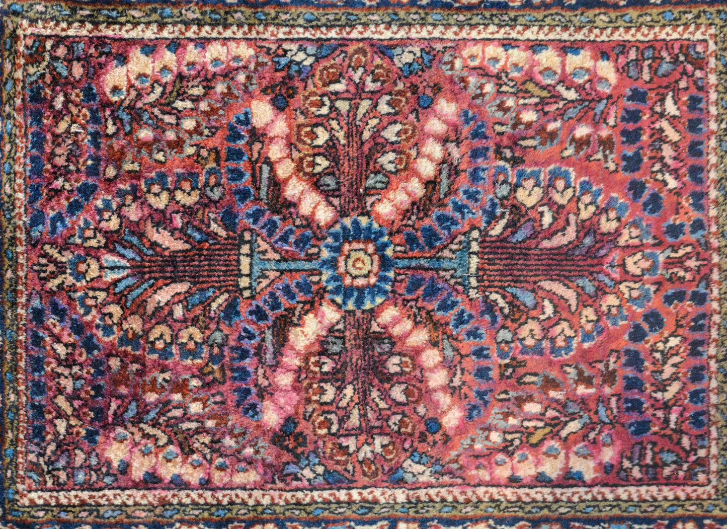 Beautiful Early 20th Century Sarouk Rug For Sale
