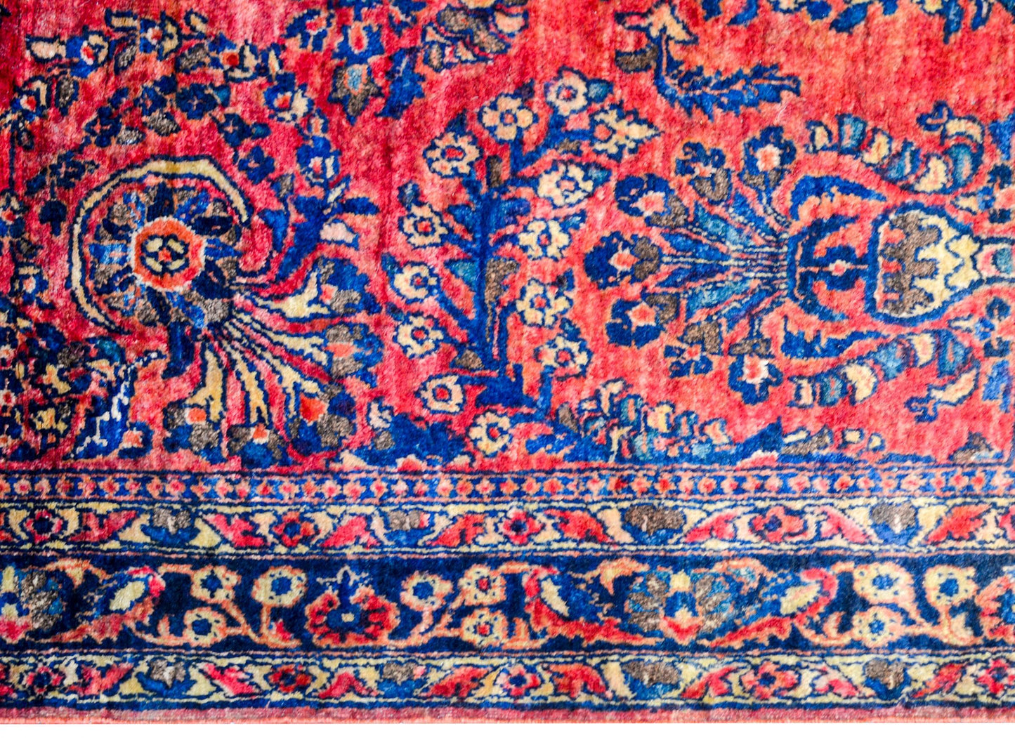 Beautiful Early 20th Century Sarouk Rug For Sale
