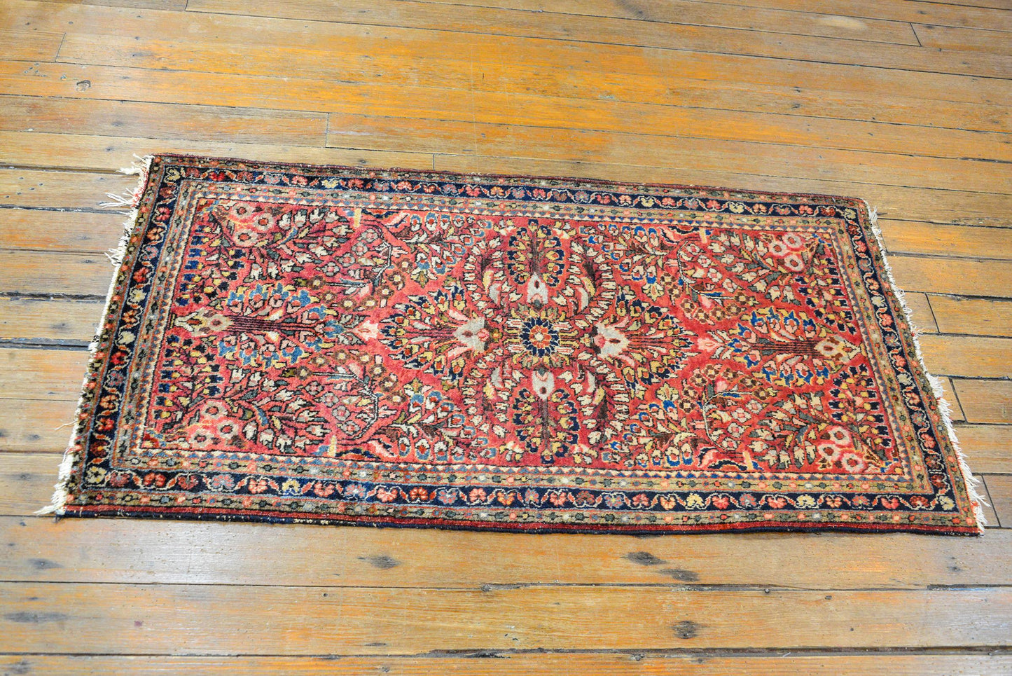 Early 20th Century Sarouk Rug For Sale