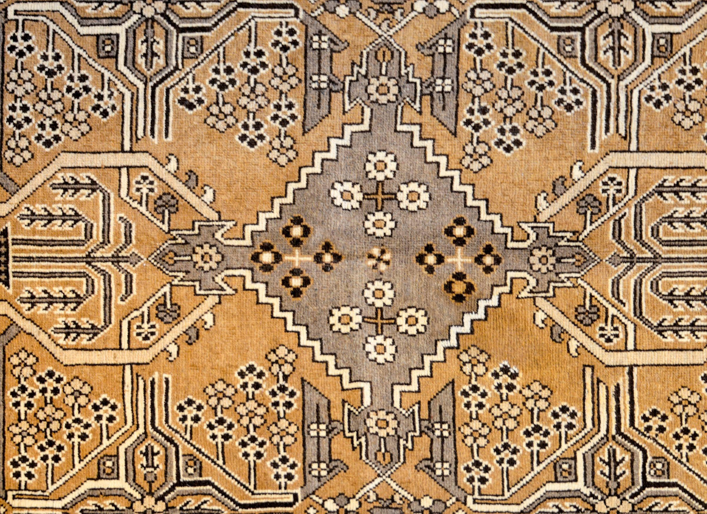 Wonderful Early 20th Century Bakhtiari Rug For Sale