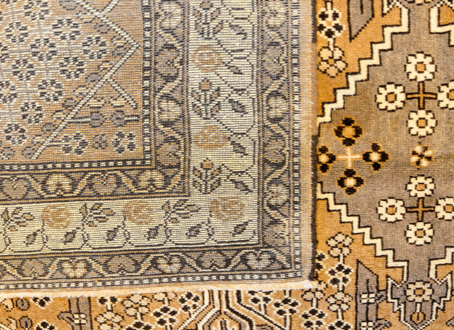 Wonderful Early 20th Century Bakhtiari Rug For Sale