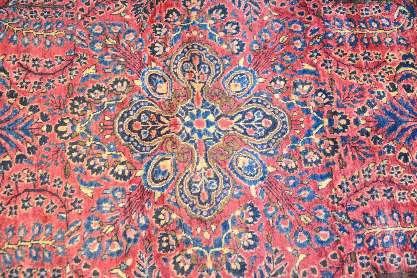 Early 20th Century Sarouk Rug For Sale