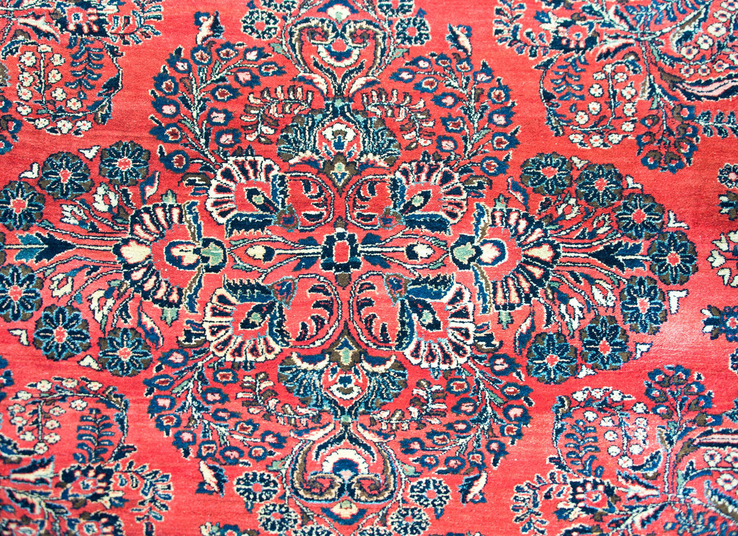Early 20th Century Persian Sarouk Rug For Sale