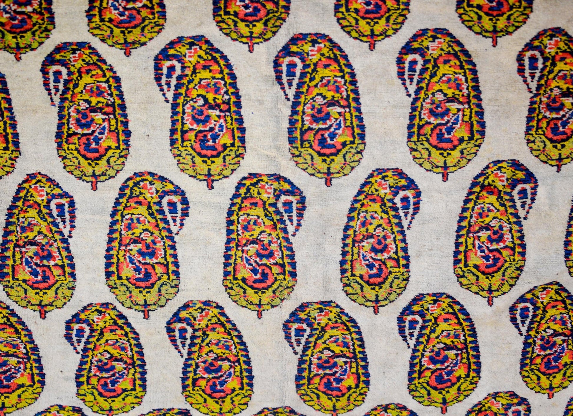 Early 20th Century Khamseh Rug For Sale