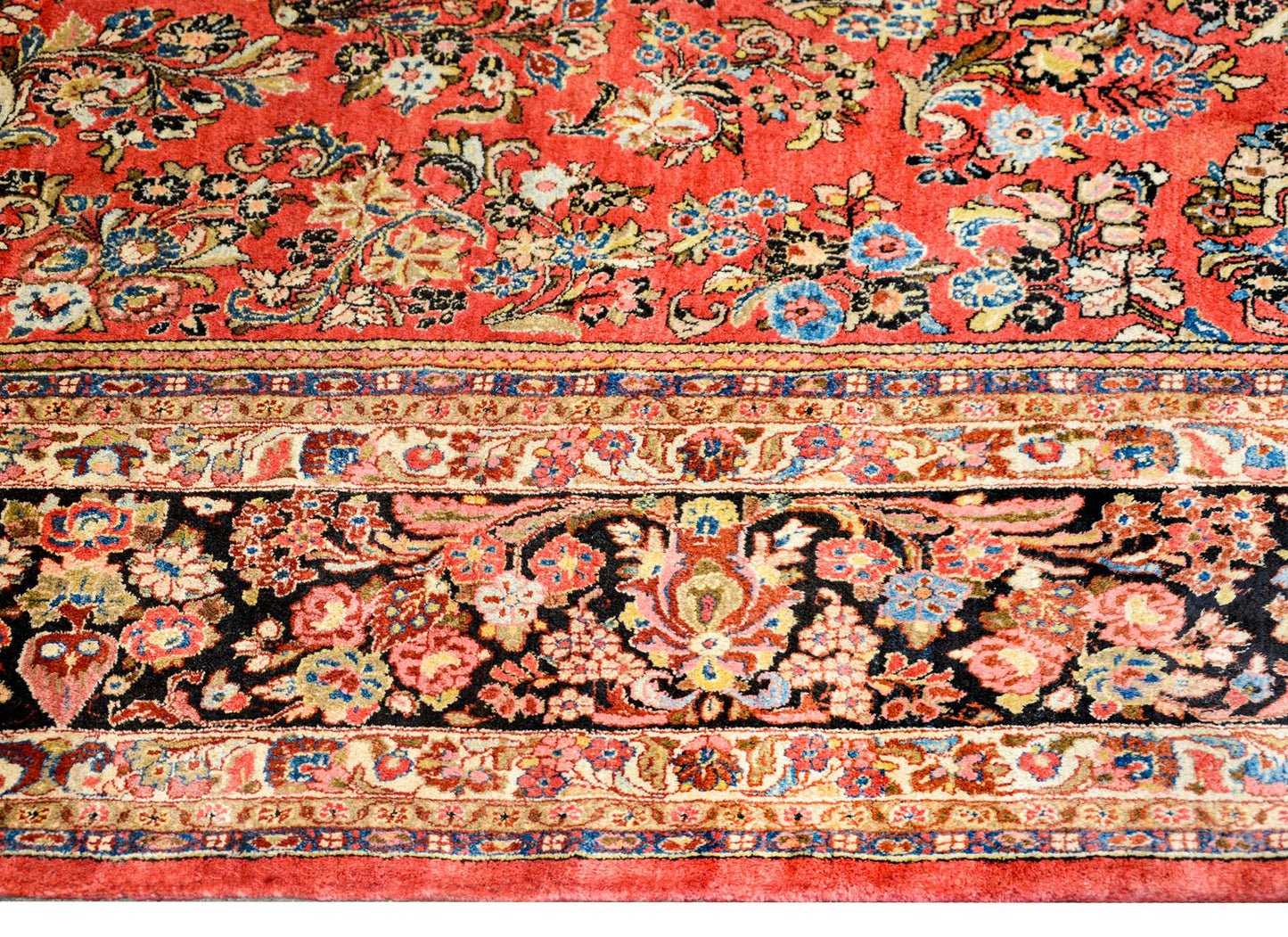 Beautiful Early 20th Century Sarouk Rug For Sale