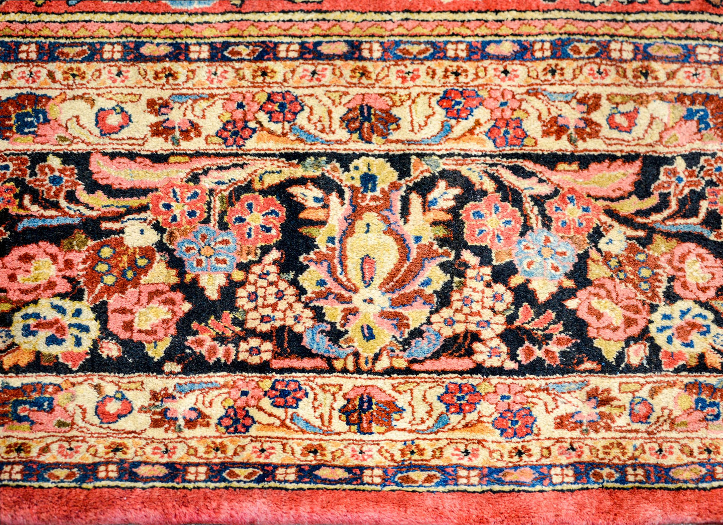 Beautiful Early 20th Century Sarouk Rug For Sale