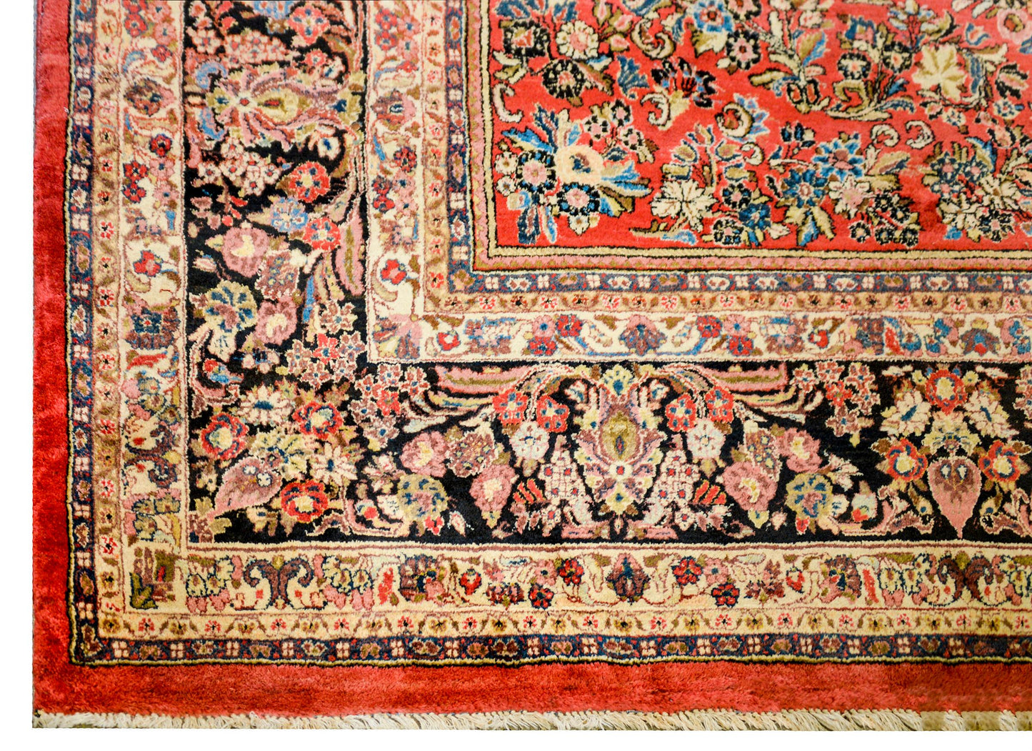 Beautiful Early 20th Century Sarouk Rug For Sale