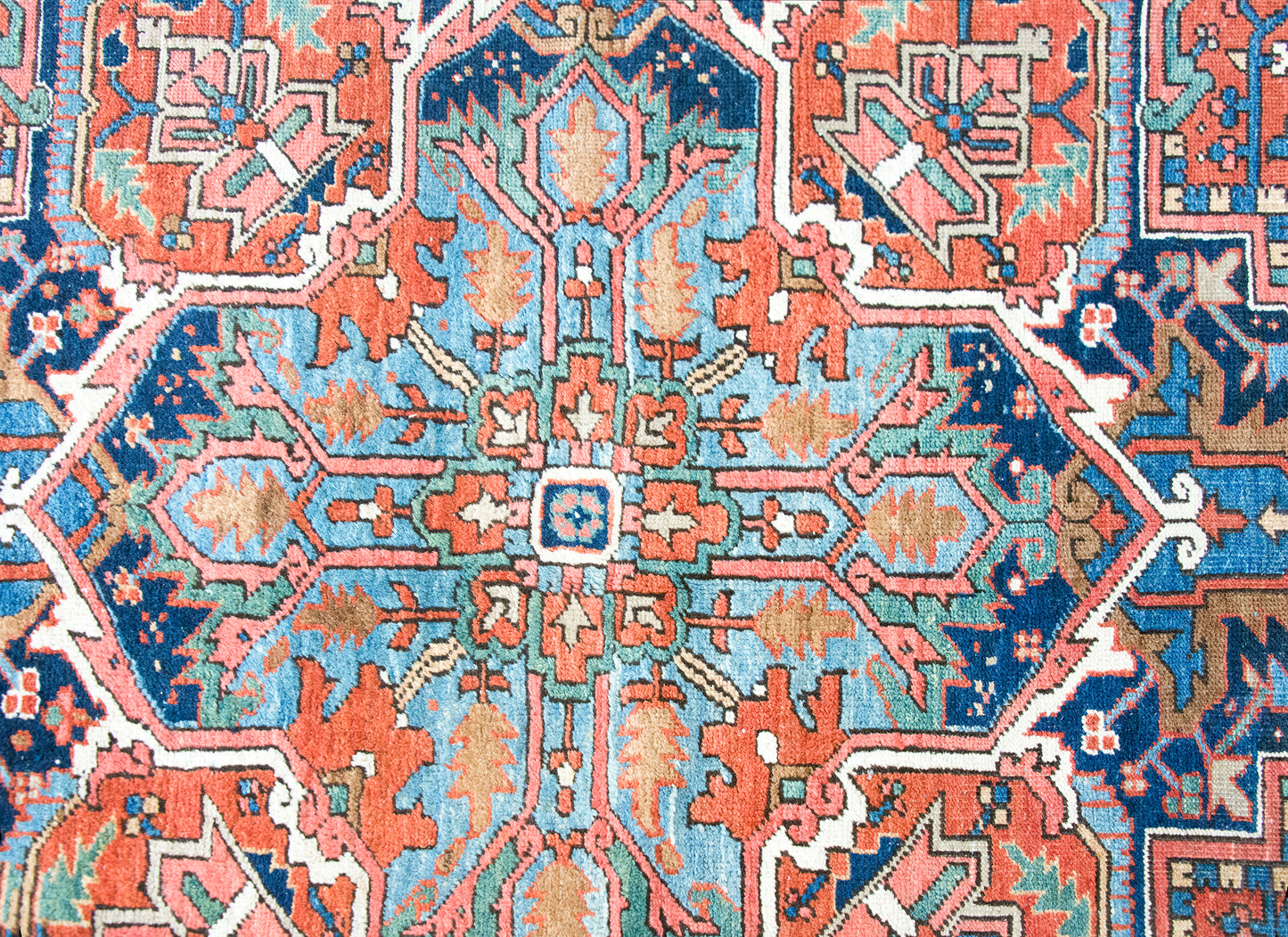 Early 20th Century Persian Heriz Rug For Sale