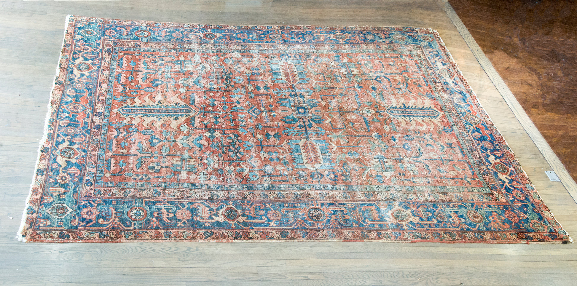 Early 20th Century Persian Heriz Rug For Sale
