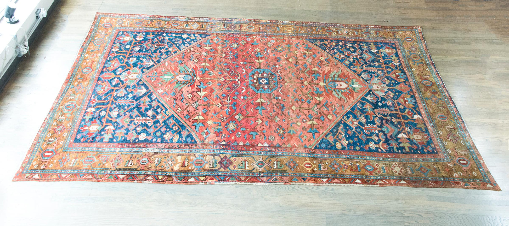 Early 20th Century Persian Heriz Rug For Sale