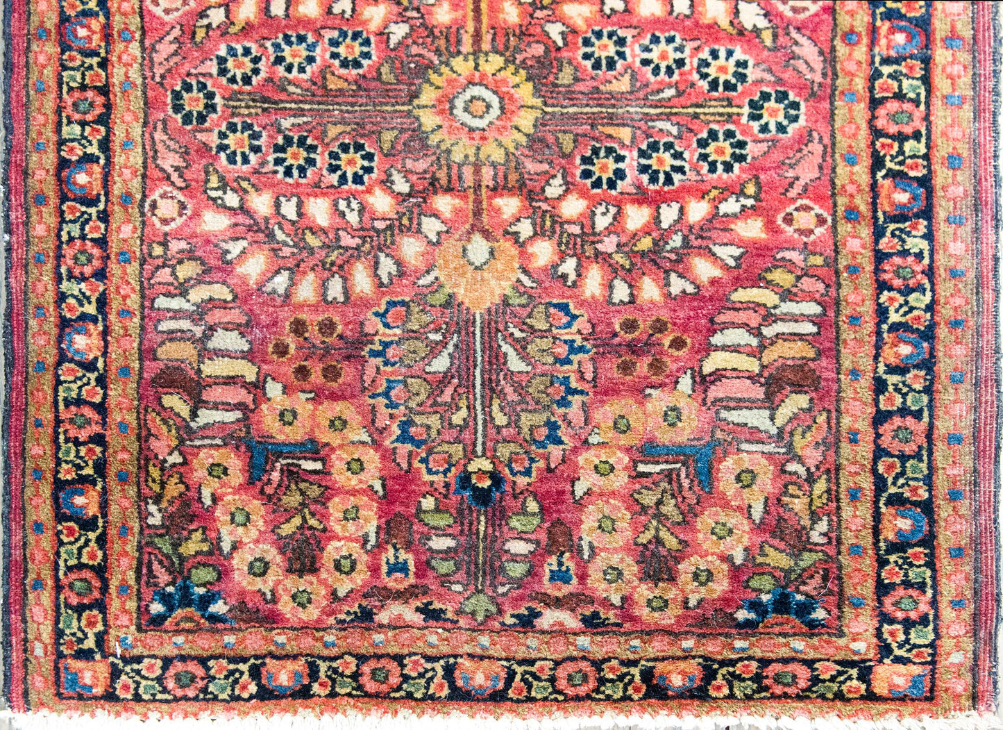 Early 20th Century Persian Sarouk Rug For Sale