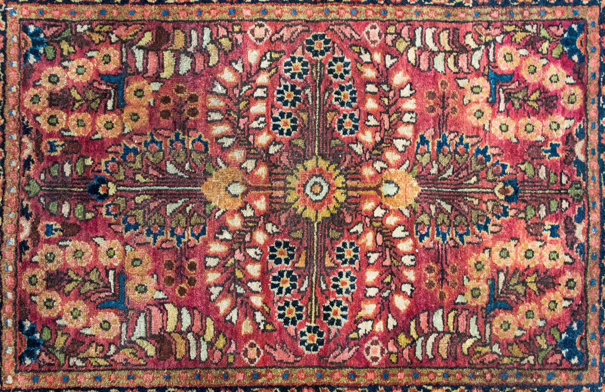 Early 20th Century Persian Sarouk Rug For Sale