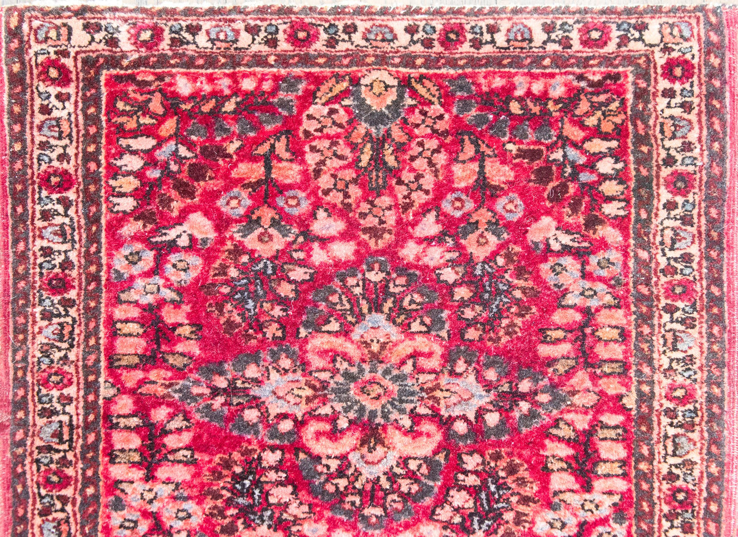Early 20th Century Persian Sarouk Rug For Sale