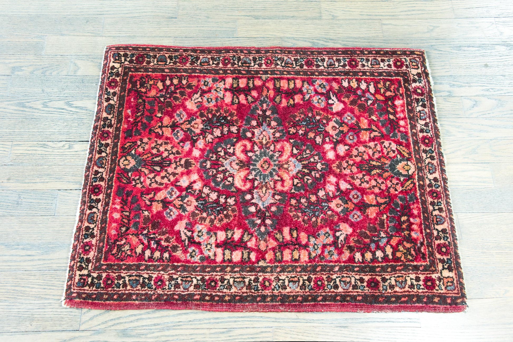 Early 20th Century Persian Sarouk Rug For Sale