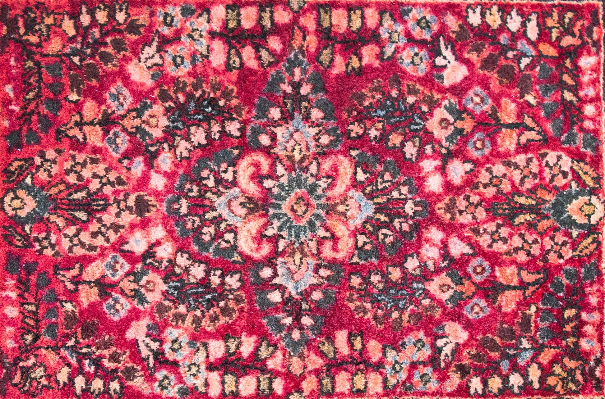 Early 20th Century Persian Sarouk Rug For Sale