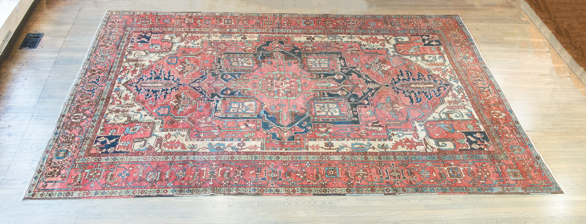 Early 20th Century Persian Heriz Rug For Sale