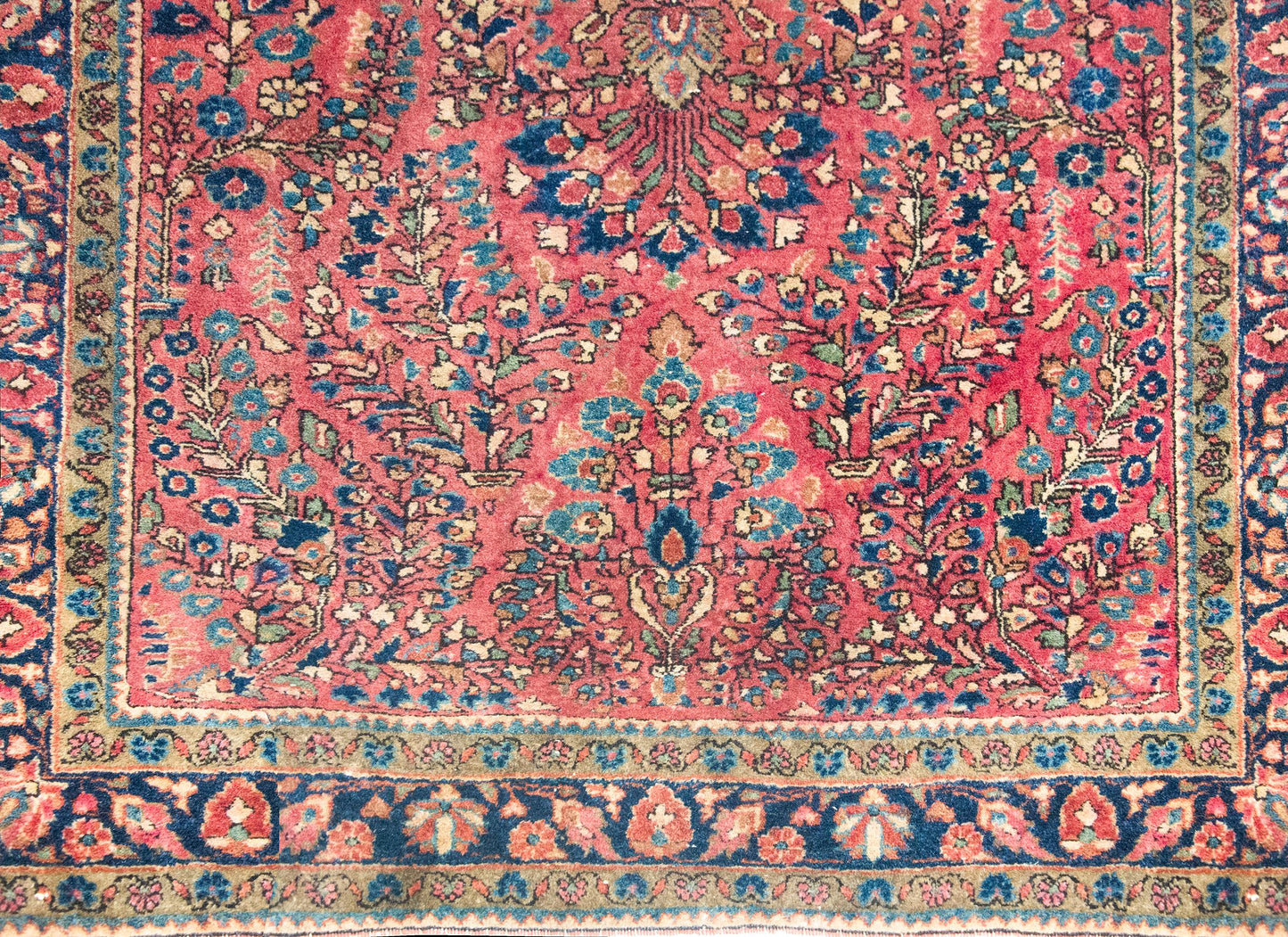 Early 20th Century Persian Sarouk Rug For Sale