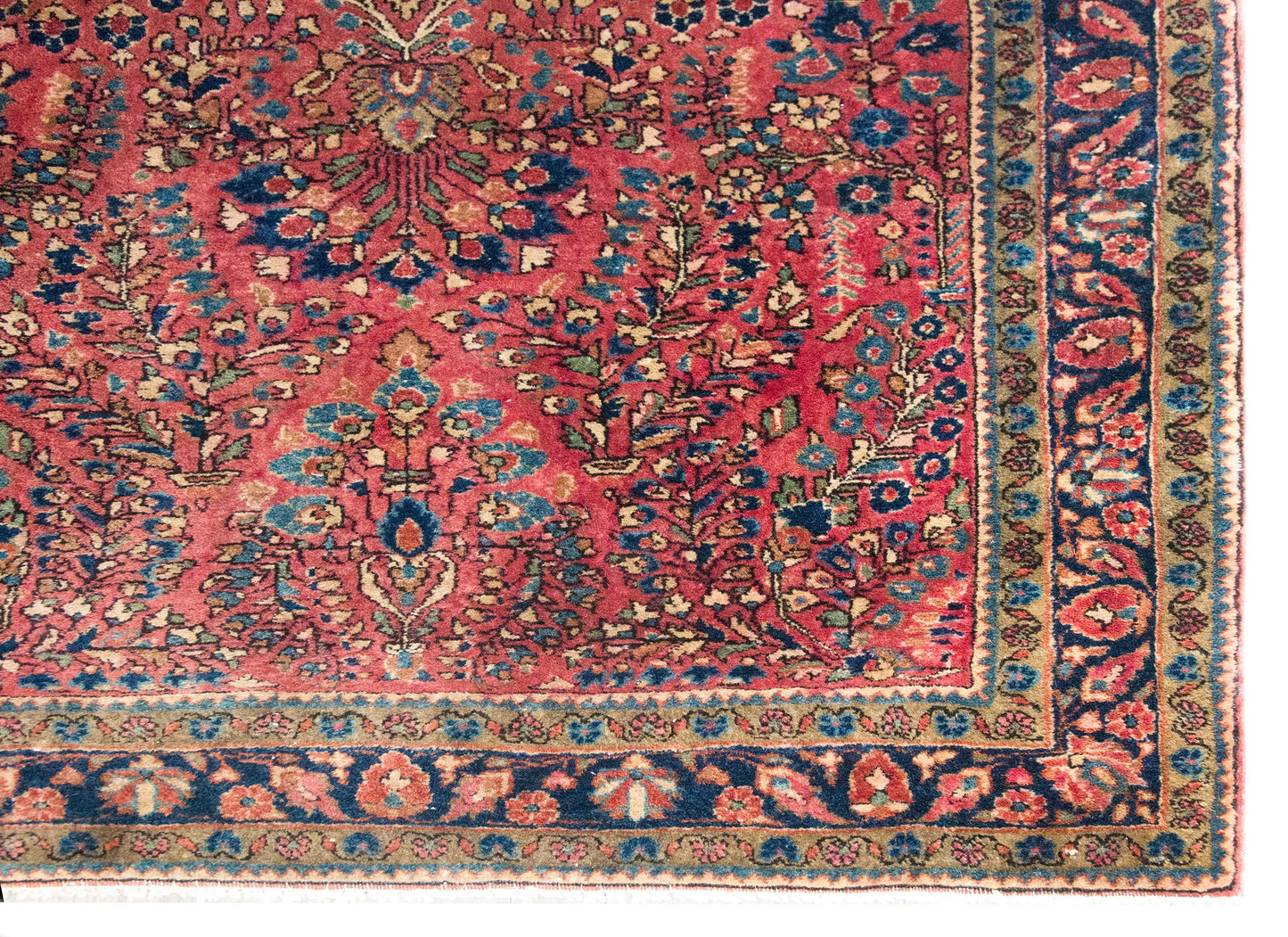 Early 20th Century Persian Sarouk Rug For Sale