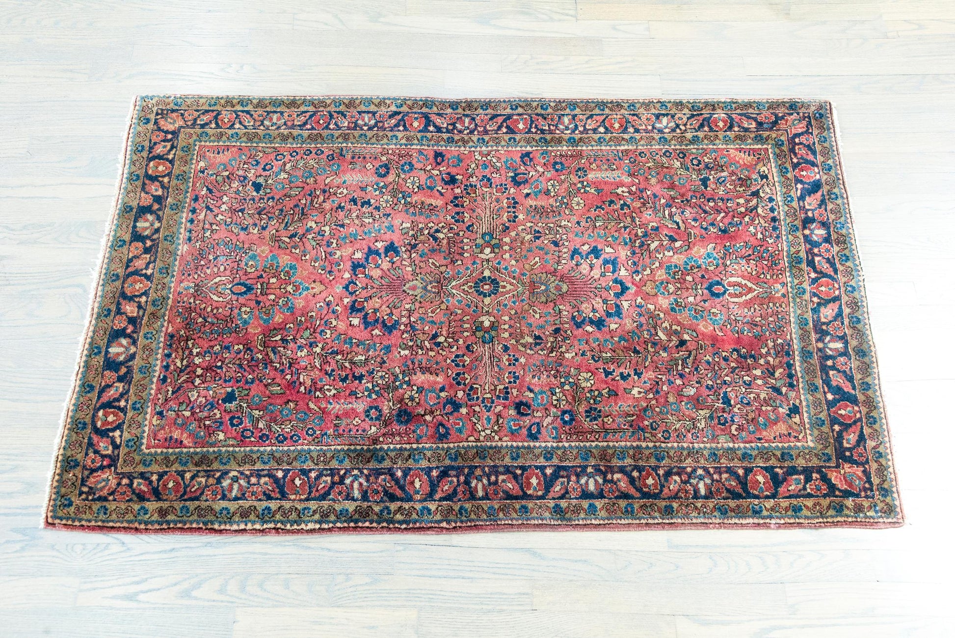 Early 20th Century Persian Sarouk Rug For Sale