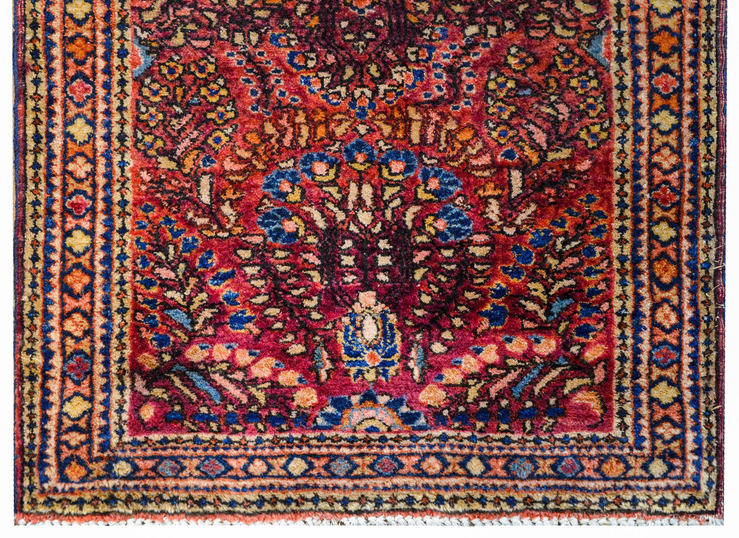 Traditional Early 20th Century Sarouk Rug For Sale