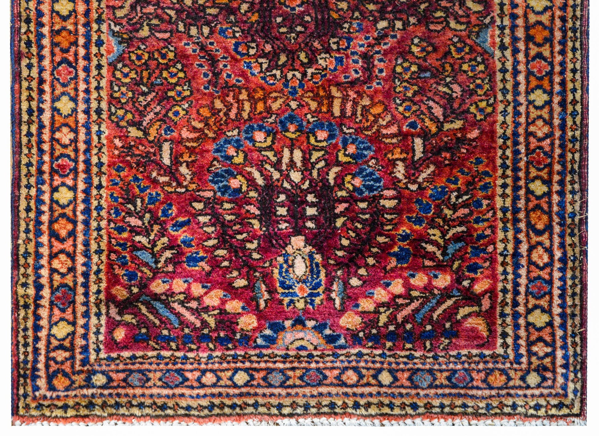 Traditional Early 20th Century Sarouk Rug For Sale