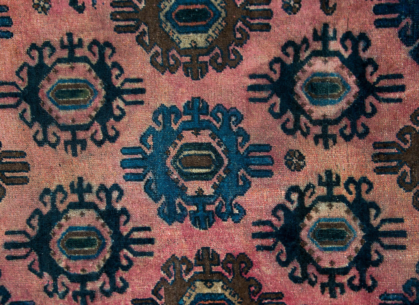 Early 20th Century Lilihan Rug For Sale