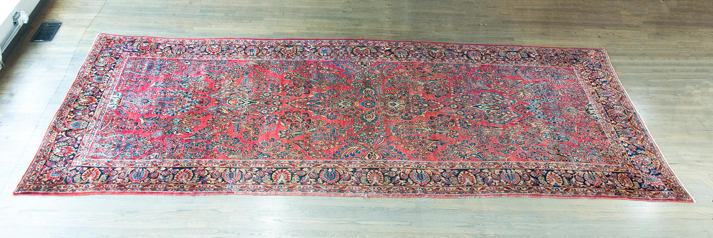 Early 20th Century Persian Sarouk Rug For Sale