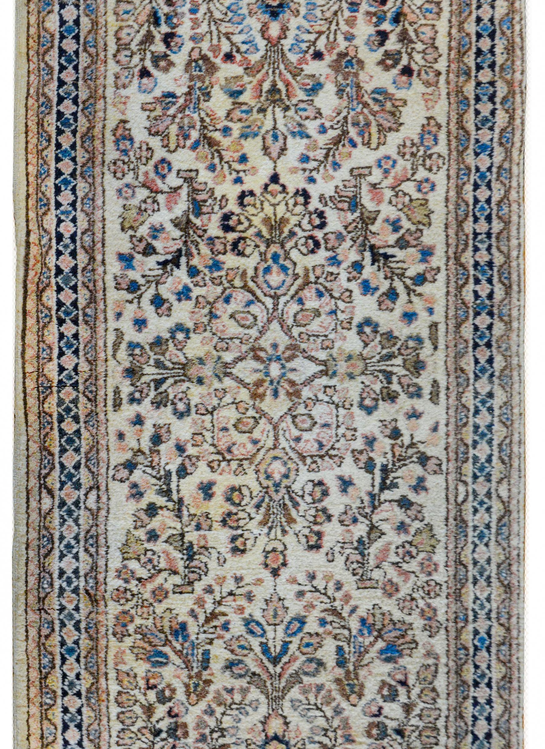 Gorgeous Early 20th Century Sarouk Rug For Sale