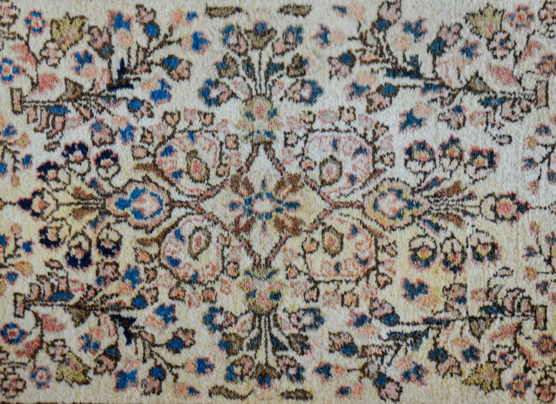 Gorgeous Early 20th Century Sarouk Rug For Sale