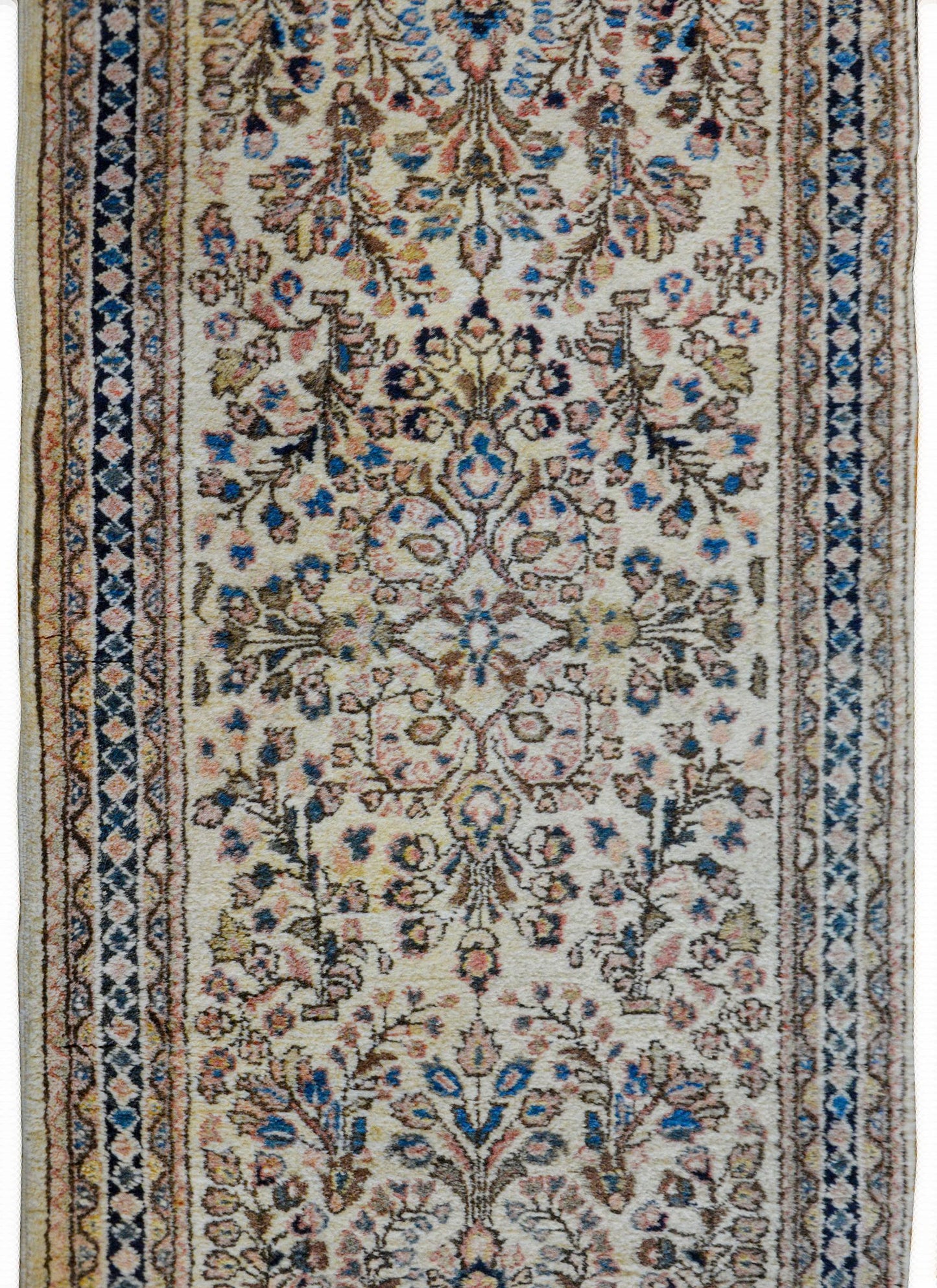 Gorgeous Early 20th Century Sarouk Rug For Sale