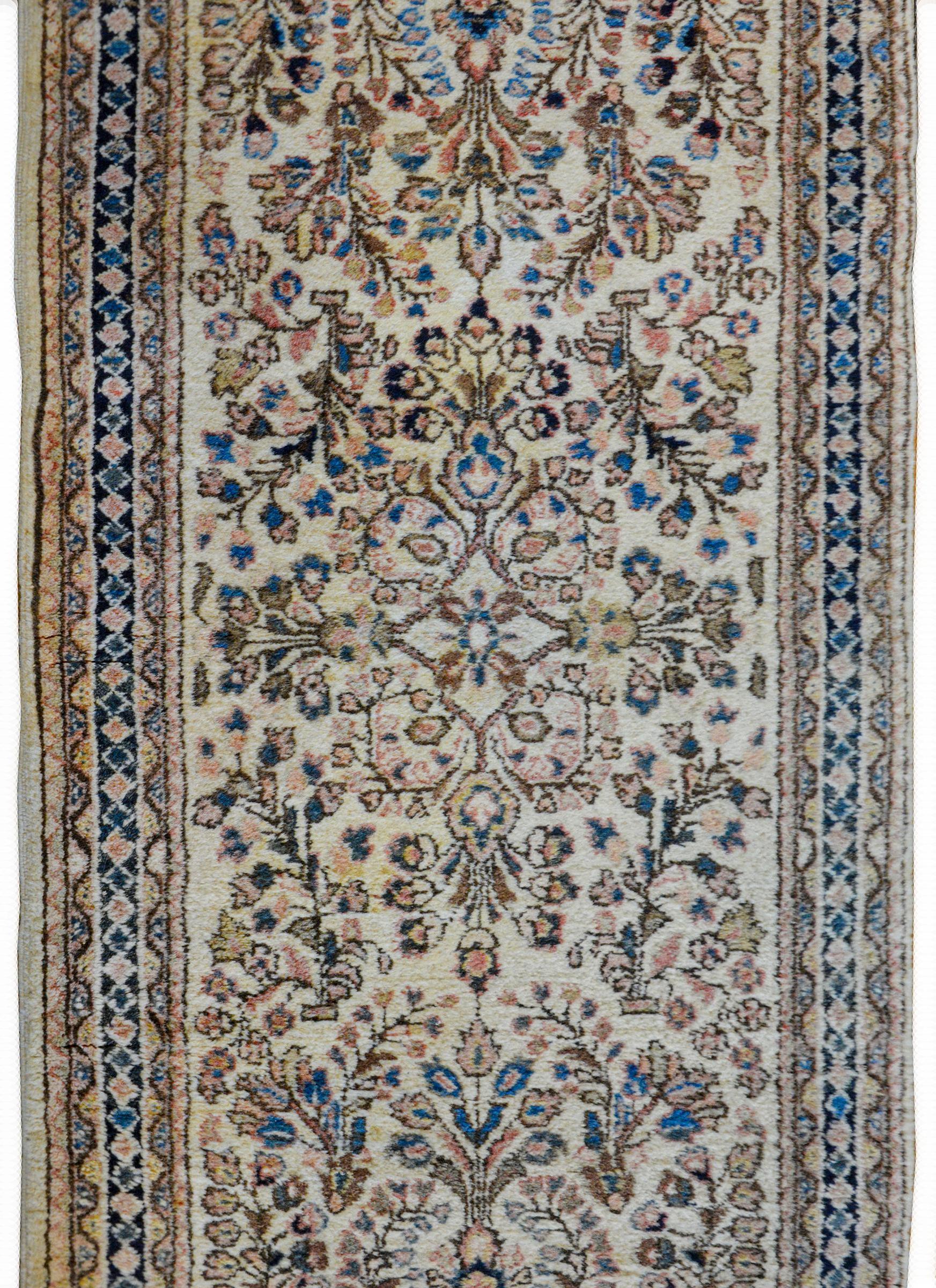 Gorgeous Early 20th Century Sarouk Rug For Sale